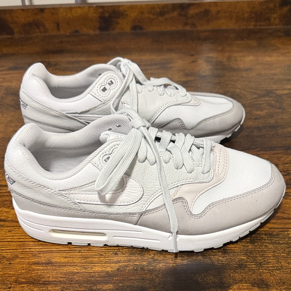 Nike Women's size 8 Air Max 1 ‘87 light gray sneakers T1